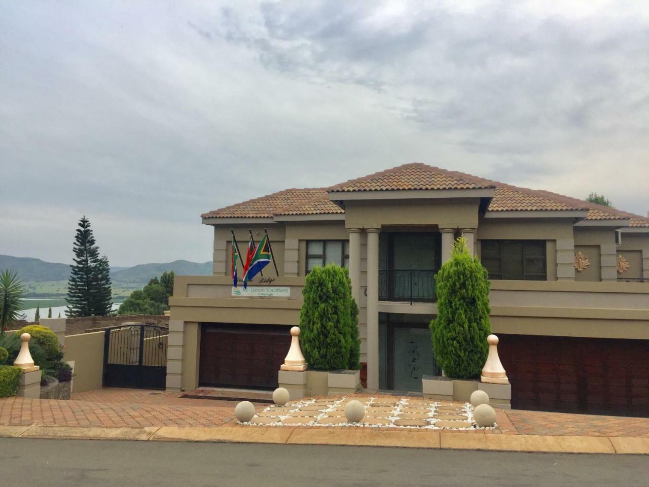 Re-Union Vacations Hotel Hartbeespoort Buitenkant foto
